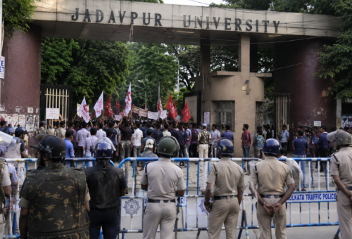 যাদবপুর বিশ্ববিদ্যালয় ঘিরে ফের উত্তেজনা, ABVP-র মিছিল ও তদন্ত কমিটির প্রধানের পদত্যাগে বাড়ল চাপ
