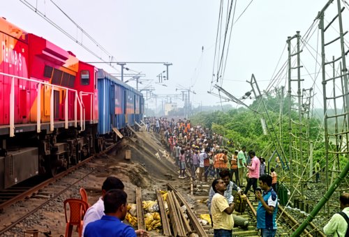 নিউ ফরাক্কায় রেল পরিষেবা এখনও স্বাভাবিক নয়, মেরামতির কাজ শেষ পর্যায়ে
