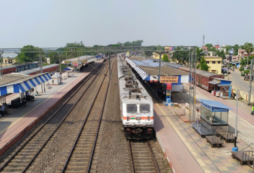 দীর্ঘ ৬৫ ঘণ্টা অপেক্ষার পর স্বাভাবিক ফরাক্কা রেল যোগাযোগ, উত্তর ও দক্ষিণবঙ্গের ট্রেন চলাচল শুরু